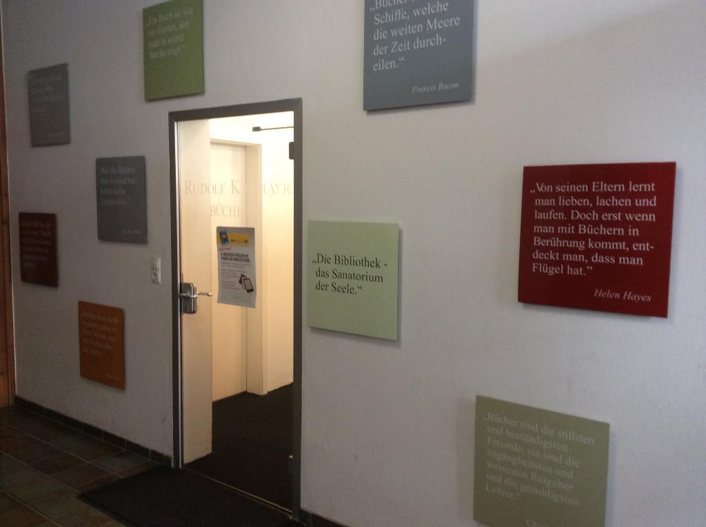 Bücherei Ybbsitz Eingangsbereich: Wand mit Sprüchen zum Thema Bücherei