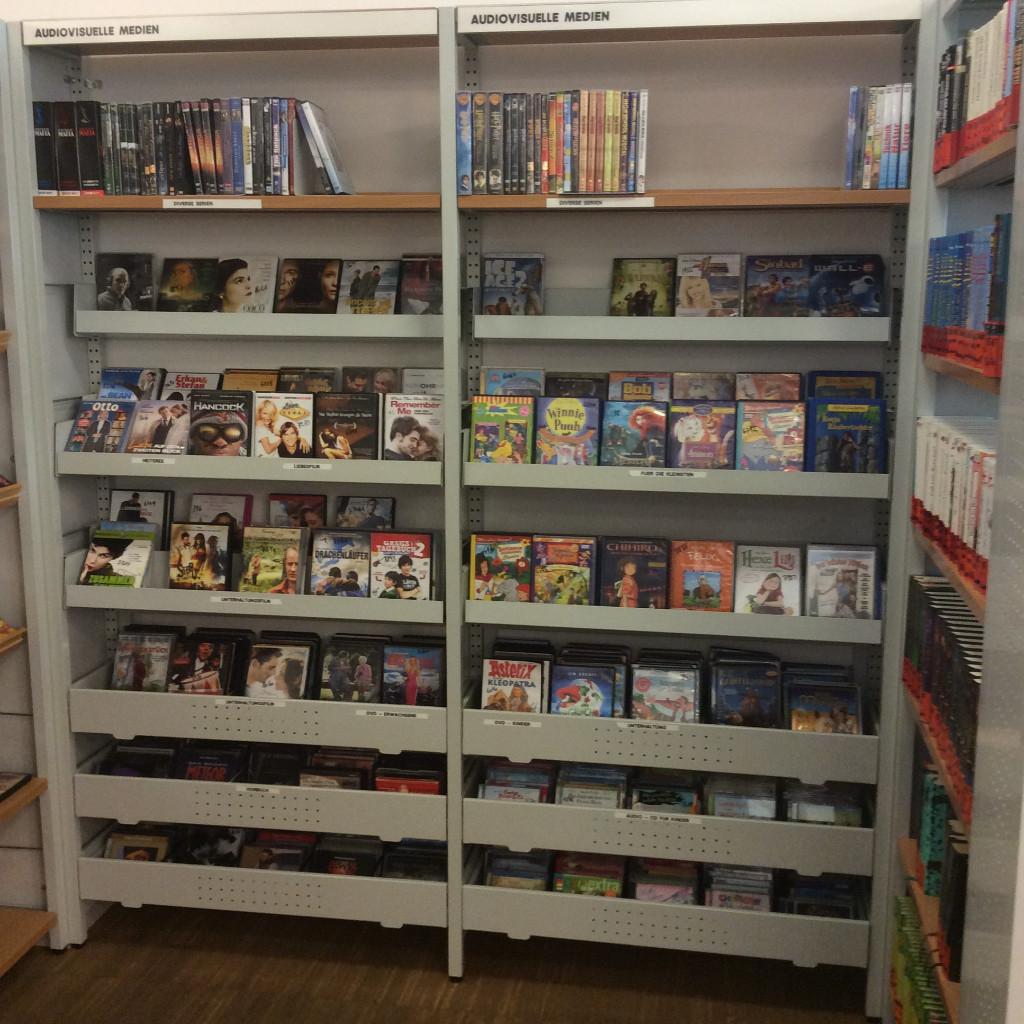 Bücherei Ybbsitz - Regale mit AV-Medien