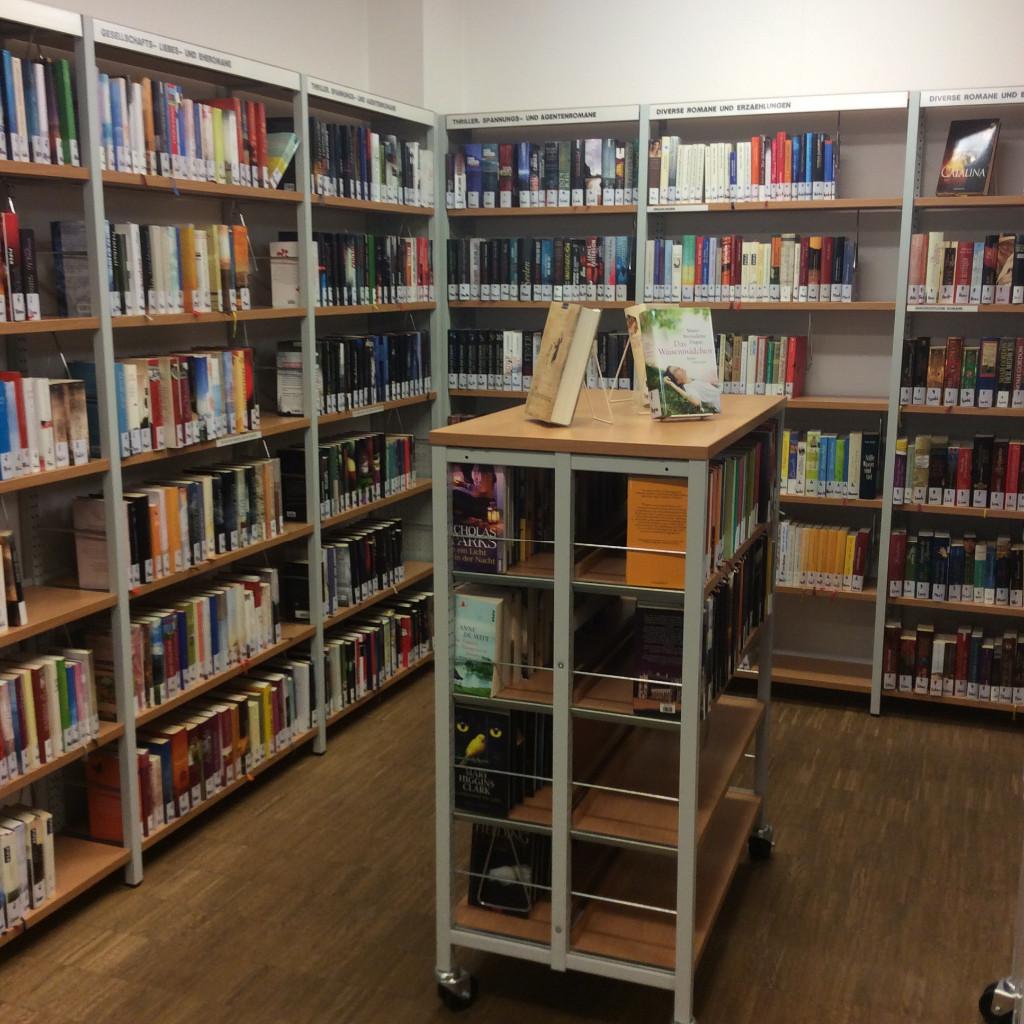 Bücherei Ybbsitz - Regale mit Medien