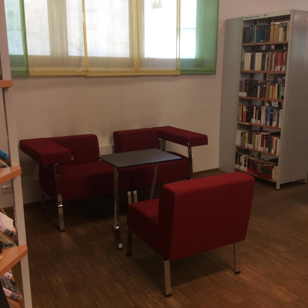 Bücherei Ybbsitz - drei gemütliche Fauteuils und kleiner Tisch