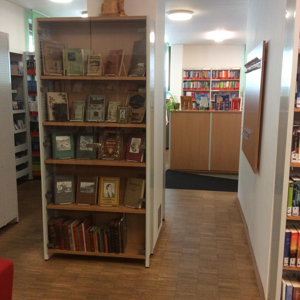 Bücherei Ybbsitz - Regale mit Medien