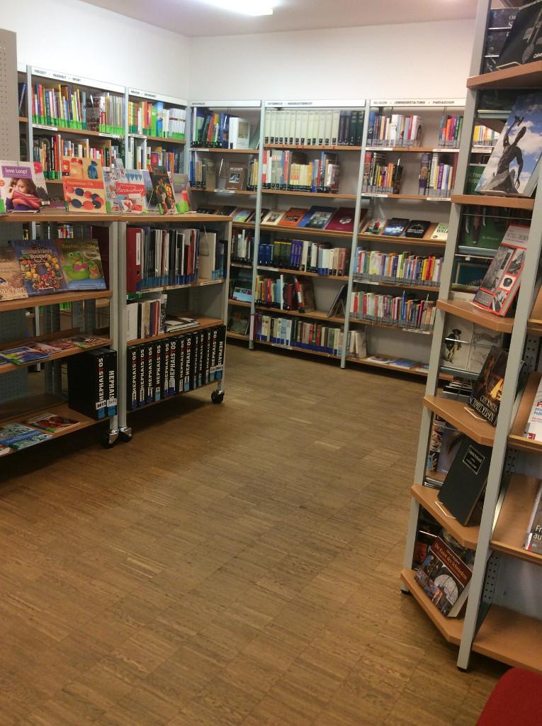 Bücherei Ybbsitz - Regale mit Büchern