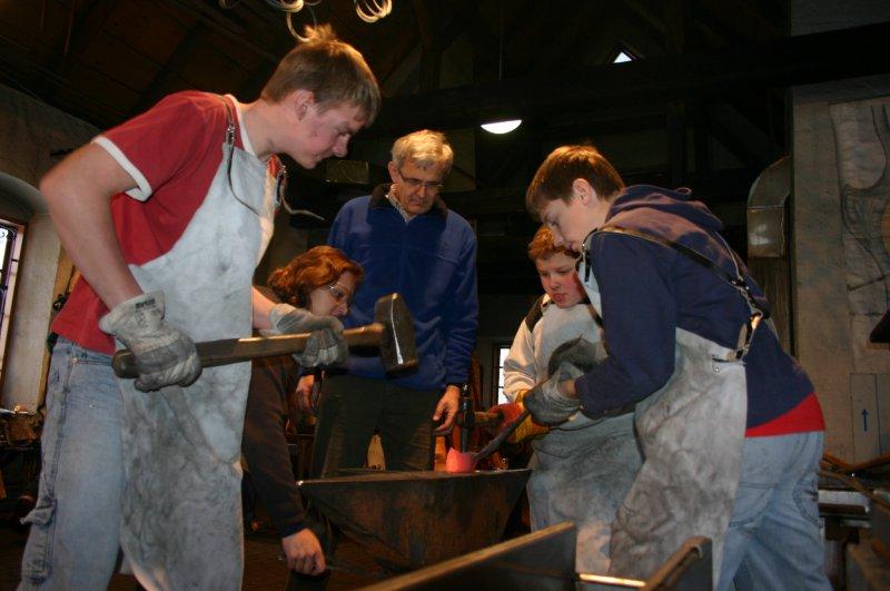 Schmiedeakademie Österreichs - junge Männer beim Schmieden